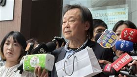 ▲民進黨立委王世堅拿出一包衛生紙，「我要送給柯總召，讓他自己去擦屁股」。（圖／記者劉秀敏攝影）