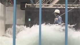 根據日本中央大學海岸港灣研究所實驗，30公分的海嘯就可能沖走身高160的女性。翻攝自X_@News_ABEMA