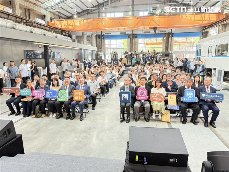 國家鐵道博物館今日舉行開幕儀式,行政院長卓榮泰(左6)、文化部長李遠(右6)、交通部長陳世凱(左5)皆親自出席
