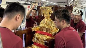 ▲金媽祖搭乘捷運。（圖／翻攝自中壢仁海宮 - 中壢媽 Renhai Temple粉絲專頁）