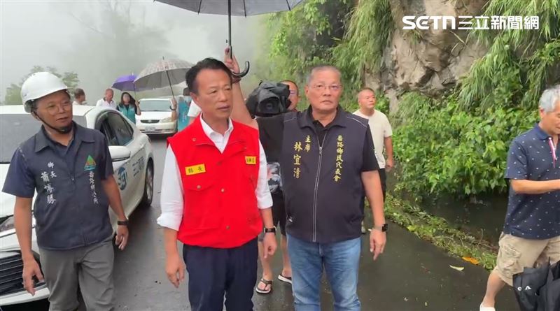 嘉義縣長翁章梁受訪後,封鎖線後方的路面瞬間崩塌,嚇壞在場所有人。(圖/翻攝畫面)