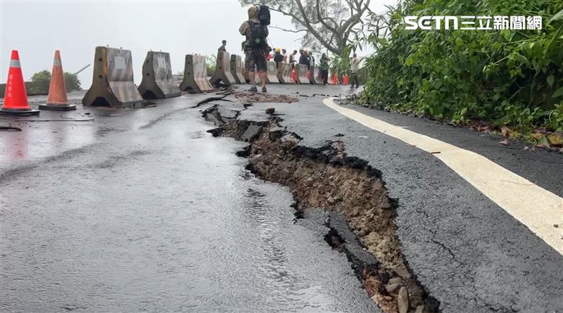 大雨炸嘉義縣山區,縣長翁章梁前往番路鄉勘災,直擊路面崩塌瞬間。(圖/翻攝畫面)