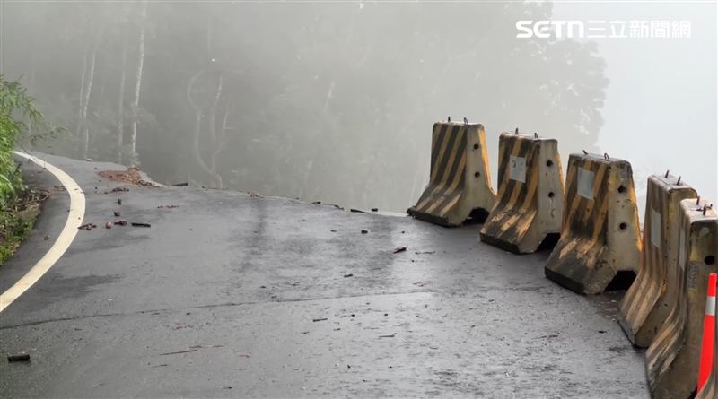 番路鄉124縣道3.5K處道路因為不敵聯日豪雨,龜裂下陷甚至直接崩塌。(圖/翻攝畫面)