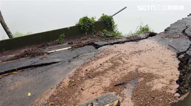 番路鄉124縣道3.5K處道路因為不敵聯日豪雨,龜裂下陷甚至直接崩塌。(圖/翻攝畫面)