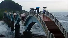 ▲海嘯警報發布後，三仙台跨海步橋上仍有數位民眾。（圖／翻攝自YouTube-東部海岸國家風景區管理處頻道）