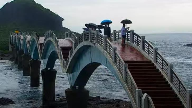 海嘯逼近　三仙台跨海步橋「站一堆人」