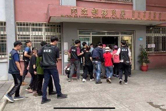其中被查獲的15名失聯移工將由移民署依法收容後遣送返國。(圖/翻攝畫面)