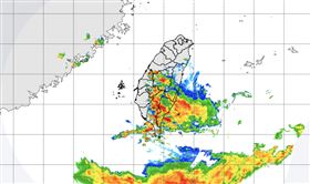 快訊／雨彈強襲！11縣市戒備　高屏「超大豪雨」紫爆