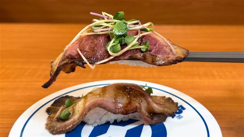 藏壽司首次開賣「巴薩米克醋牛肉握壽司」。（圖／藏壽司 提供）