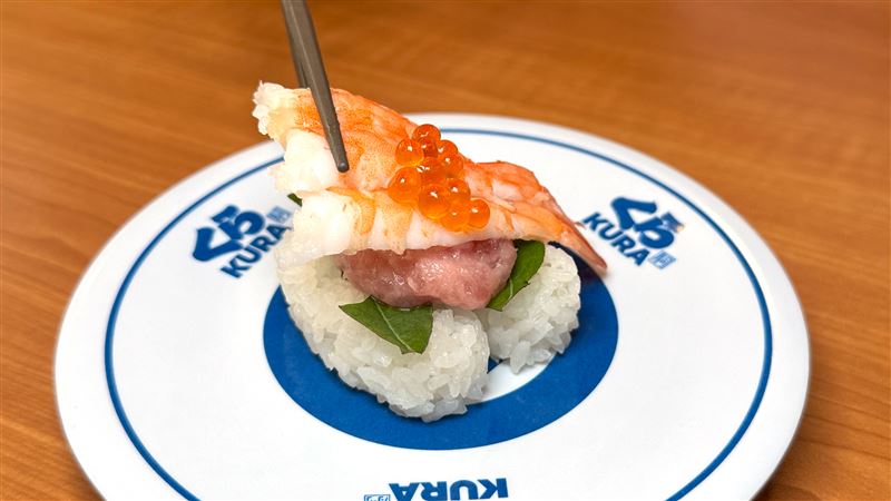 藏壽司首推用鮮蝦、鮪魚、鮭魚卵疊出 6 層高的「贅澤鮮蝦海鮮塔」。（圖／藏壽司 提供）