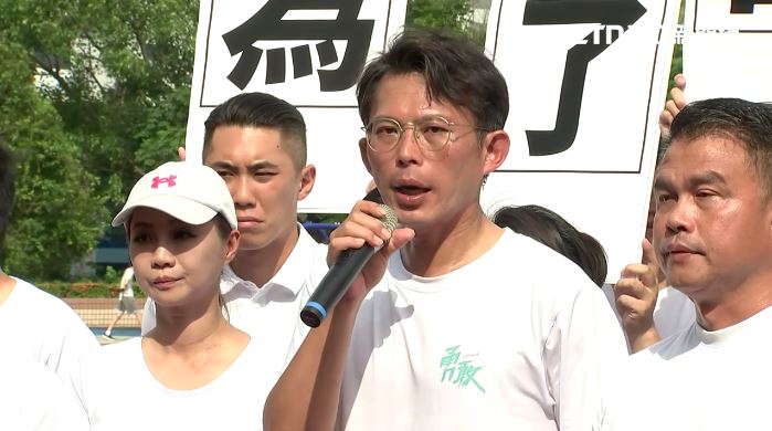 黃國昌午後在新北土城出席活動受訪。(圖/翻攝畫面)