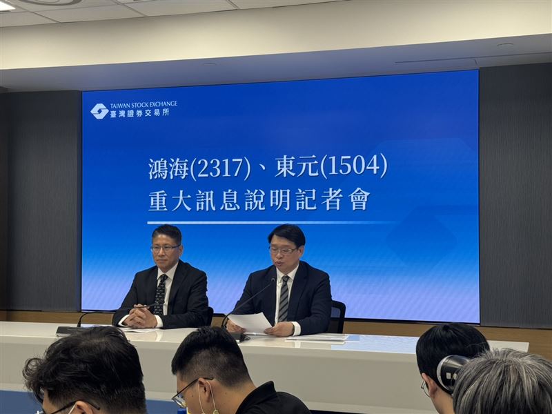 7月30日鴻海副總巫俊毅(左)與東元處長簡世雄(右)說明聯盟。(圖/記者師瑞德攝影)