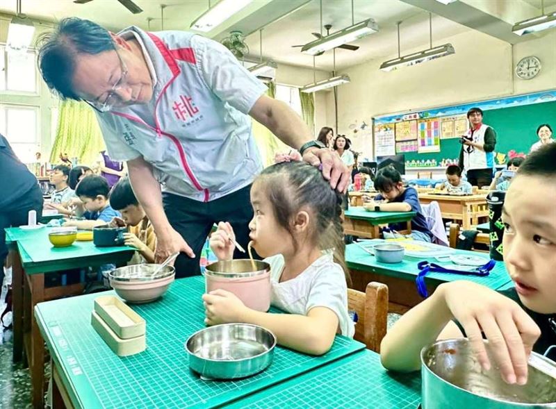 市長上任時即決定中小學免費營養午餐,這獲得很多家長認同。(圖/桃園電子報提供)