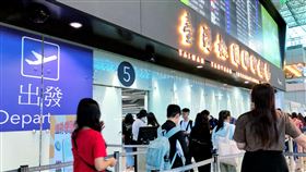 暑假旅遊旺季  桃機湧人潮桃園國際機場公司3日表示，隨著暑假旅遊旺季來臨，桃機也湧現出國人潮，暑假期間預估有13天單日上看14萬人次，提醒旅客確認後提前出發，並善用智慧化服務節省等待時間。中央社記者吳睿騏桃園機場攝  114年7月3日