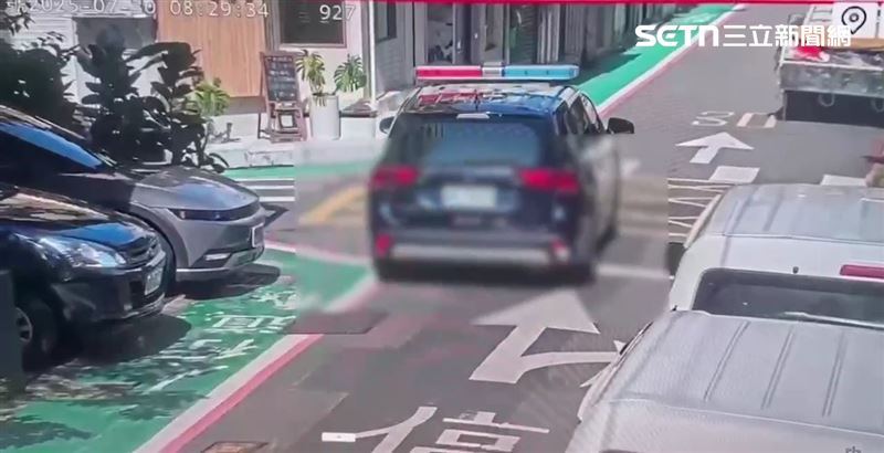 北市保大警車通過松江路204巷口時與賓士車發生擦撞。(圖/翻攝畫面)
