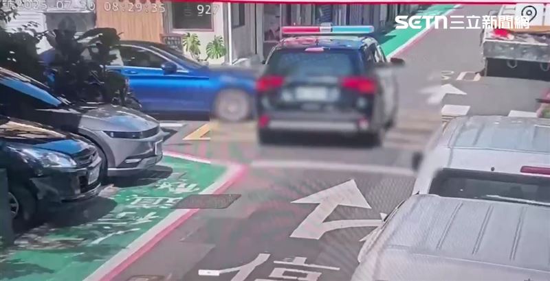 北市保大警車通過松江路204巷口時與賓士車發生擦撞。(圖/翻攝畫面)