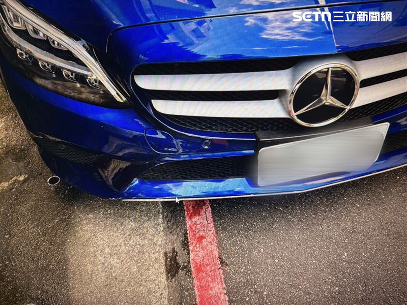北市保大警車通過松江路204巷口時與賓士車發生擦撞。(圖/翻攝畫面)