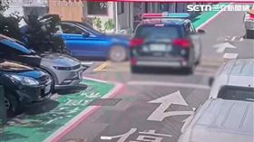 ▲北市保大警車通過松江路204巷口時與賓士車發生擦撞。（圖／翻攝畫面）