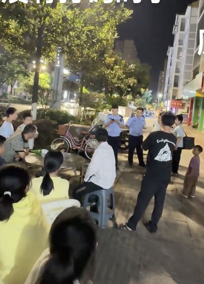 3名男童報警，警方到場男子還是不願意付錢。（圖／翻攝自微博）