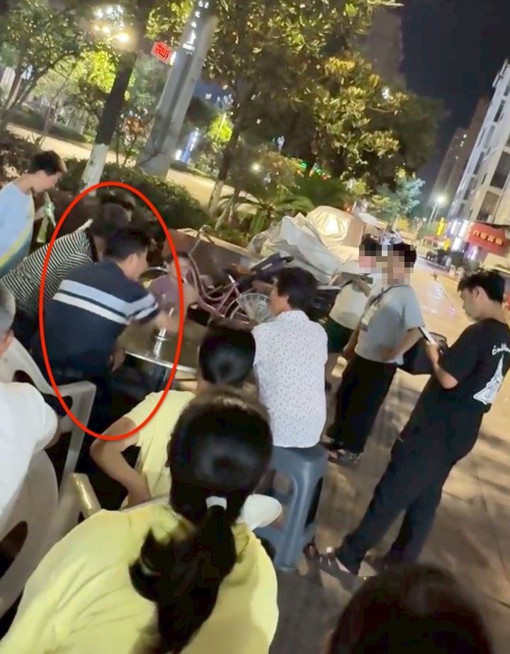 藍衣男吃了冰棒不願意付錢。（圖／翻攝自微博）