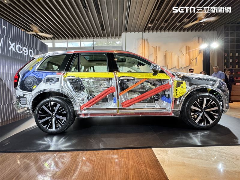 Volvo XC90 特別設計彈性潰縮區。(記者鍾釗榛攝影)