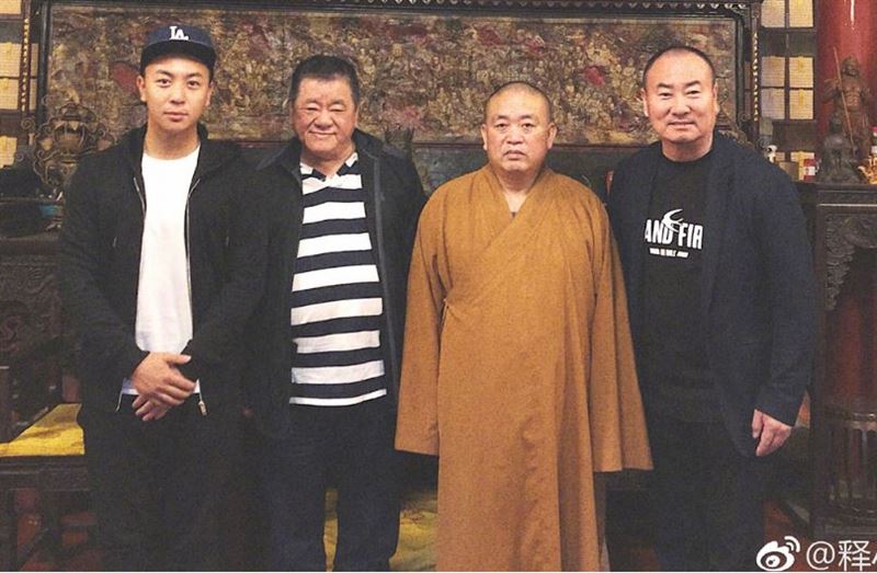 釋永信（右2）捲性醜聞！釋小龍（左1）沉默不語惹議。（圖／翻攝自微博）