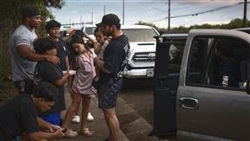 ▲夏威夷伊娃海灘的居民撤離到路邊躲避海嘯。（圖／美聯社／達志影像）