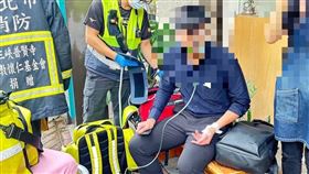 張男購買不到三個月的行動電源突然起火，原因待查。（圖／翻攝畫面）