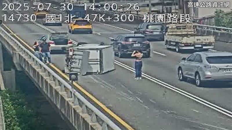 身穿「小可愛」的辣妹拍攝車禍現場情形存證。(圖/翻攝自國道即時影像)