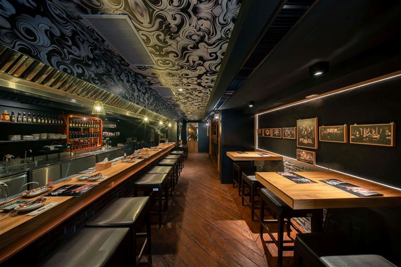 「角頭燒肉酒場」將銀幕中的血性浪漫化作餐桌上的炙熱美味。電影中經典的片段記憶，成為餐點靈感來源，也貫穿整體空間設計語彙。（圖／品牌業者提供）