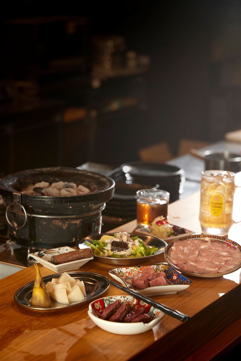 「角頭燒肉酒場」整體菜色設計靈感來自《角頭》電影角色與台灣街頭記憶。（圖／品牌業者提供）