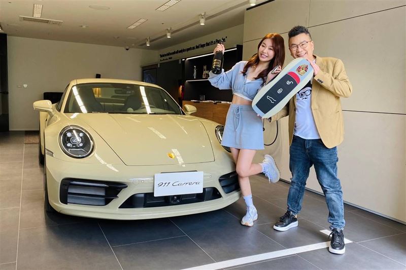 沈玉琳購入不少豪車,其中也不乏賓士與保時捷。(圖/翻攝自沈玉琳臉書)