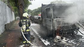 台中向上路連傳2事故！貨車起火燒剩車架