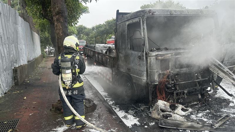 台中向上路連傳2事故！貨車起火燒剩車架