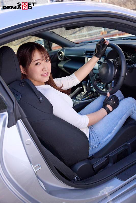 28歲人妻南城莉乃很會開手排車，不過才結婚第二年就進入無性生活，決定出道拍AV止癢。（圖／翻攝自劇照）