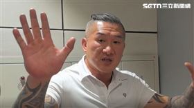 ▲館長回到台灣在機場接受訪問。（圖／翻攝畫面）