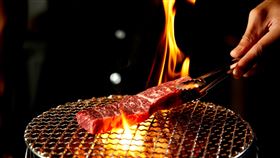 「人情義理牛排」特選炙烤牛排，鐵印「人情義理」四字，上桌時以匾額架承托。（圖／品牌業者提供）