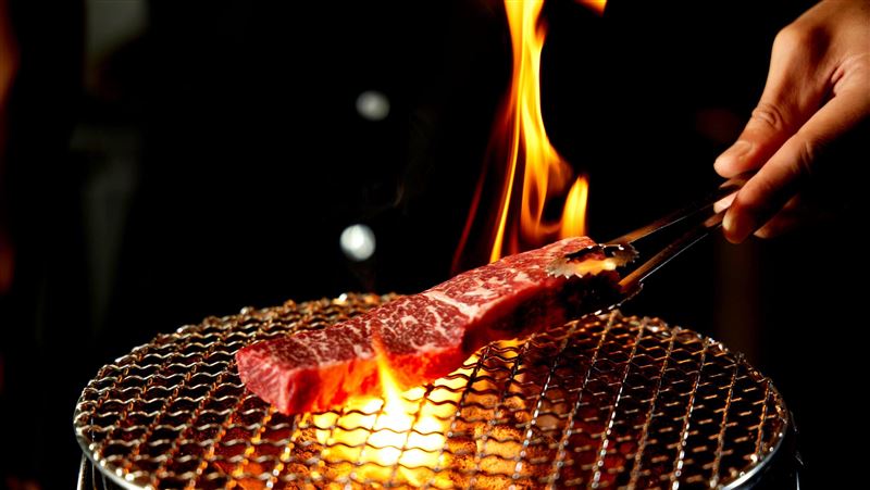 胡同燒肉攜手《角頭》　端出人情義理牛排