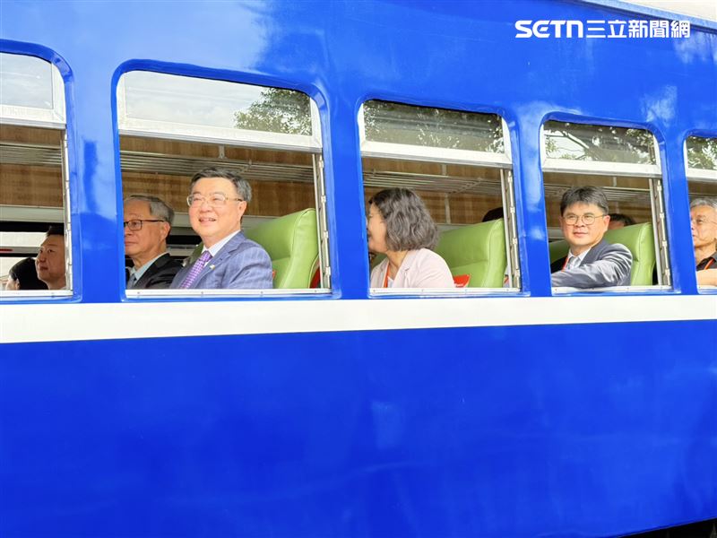院長與部長們開心地坐著藍皮火車遊園。(圖/記者李育道攝影)