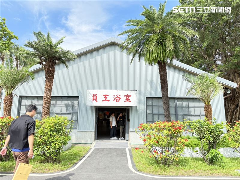 員工浴室為常設展,在入園後的左手邊。(圖/記者李育道攝影)