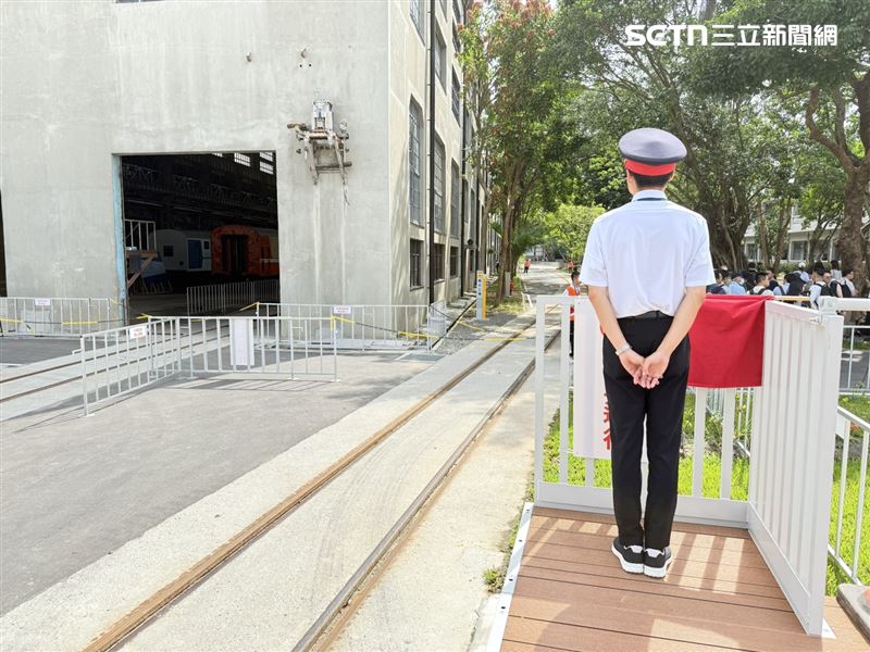 列車行駛於總辦公室與組立工場之間鋪設的650公尺軌道,每站都會有站長在月台等候。(圖/記者李育道攝影)