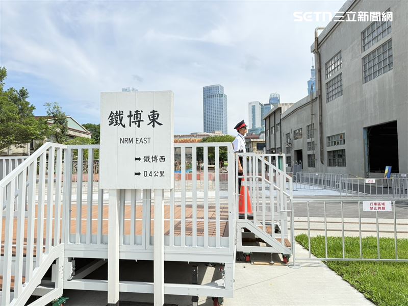 藍皮火車鐵博東站。(圖/記者李育道攝影)