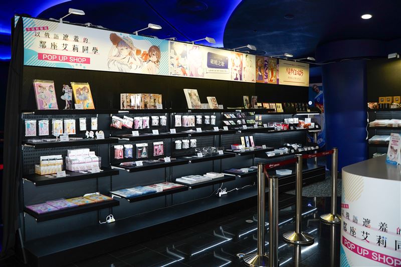 快閃店內有《不時輕聲地以俄語遮羞的鄰座艾莉同學》《破曉之歌》《凡爾賽玫瑰》周邊專區,琳琅滿目商品供選購。(圖/甲上娛樂提供)