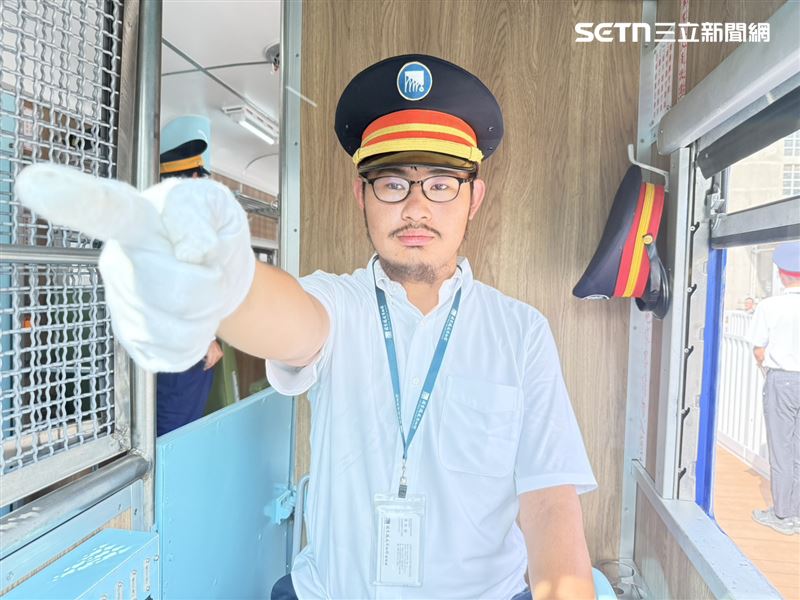 藍皮火車前後都會有駕駛長在操坐火車。(圖/記者李育道攝影)
