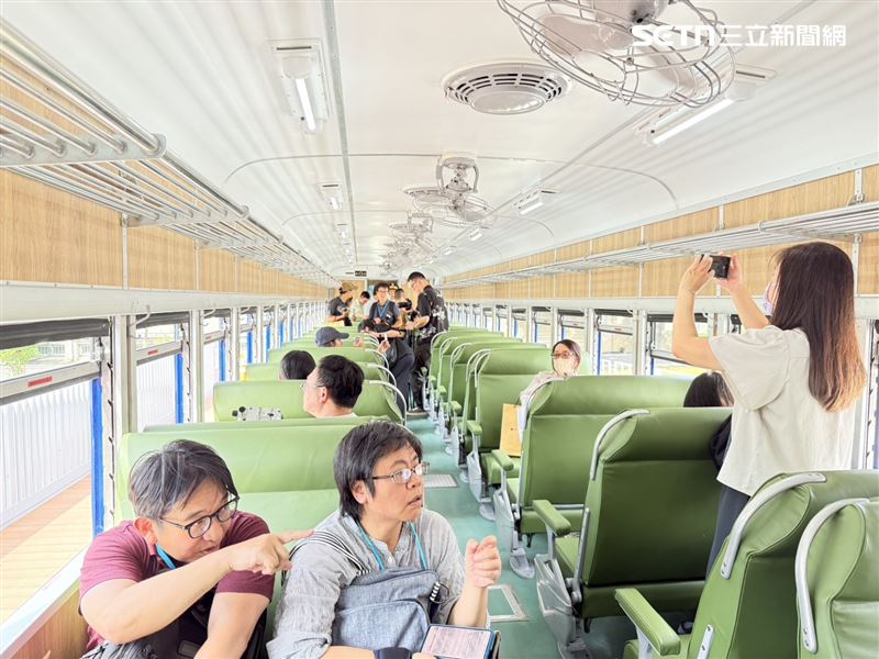 藍皮火車內部,民眾只要輕輕一搬椅背,就能轉向,與現有的火車、高鐵轉向方式不一樣。(圖/記者李育道攝影)