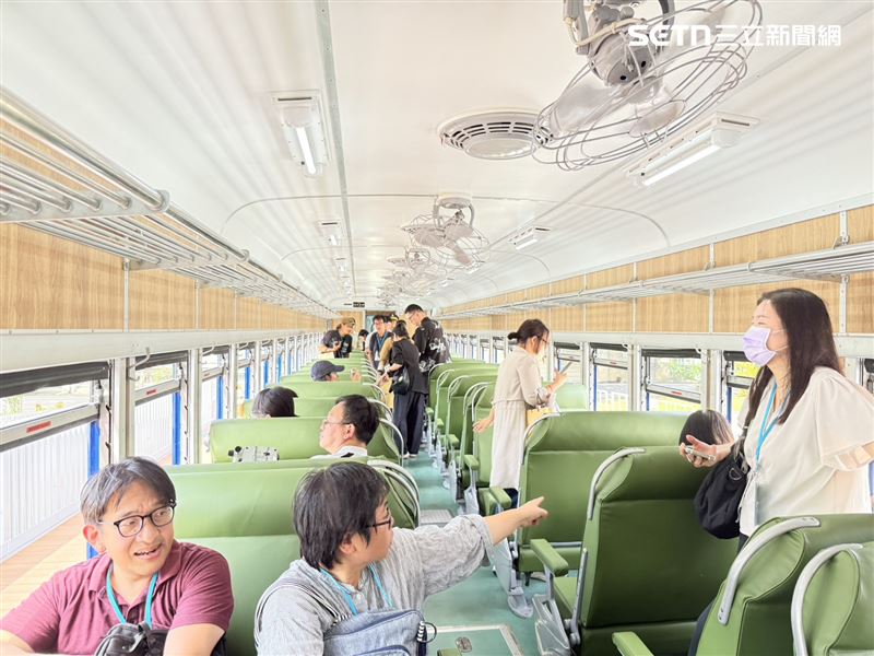 建議民眾不要正中午搭乘,因為車內只有電風扇。(圖/記者李育道攝影)