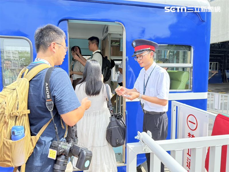藍皮火車搭乘時還會送紀念車票。(圖/記者李育道攝影)