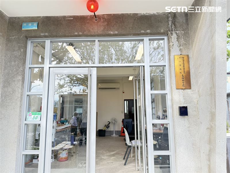 國家鐵道博物館入口留有當時的派出所標章。(圖/記者李育道攝影)