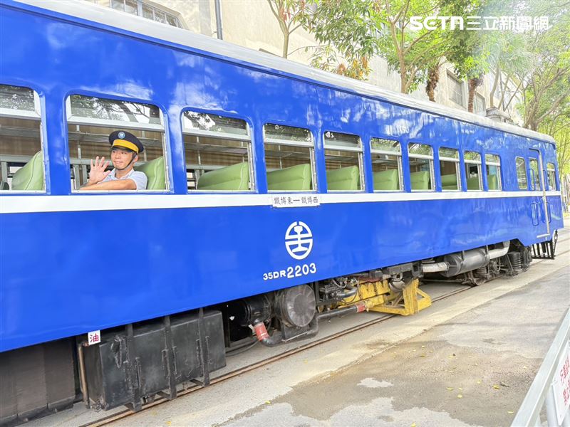 藍皮火車一趟能乘載50人。(圖/記者李育道攝影)