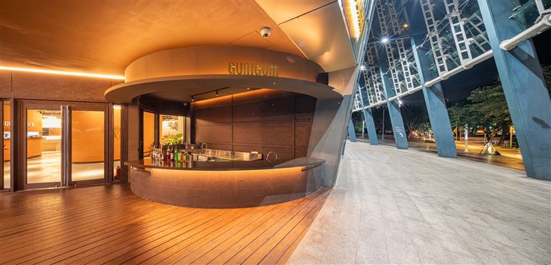 GUMGUM EGG小巨蛋店設立戶外吧檯,顛覆台北小巨蛋第一排不賣酒歷史。(圖/品牌提供)